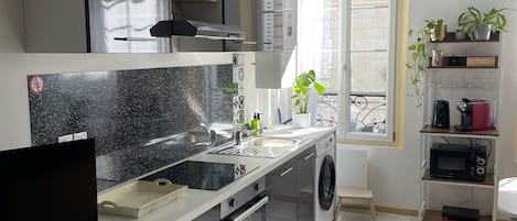 Een koelkast, een microgolfoven, een oven, een kookplaat