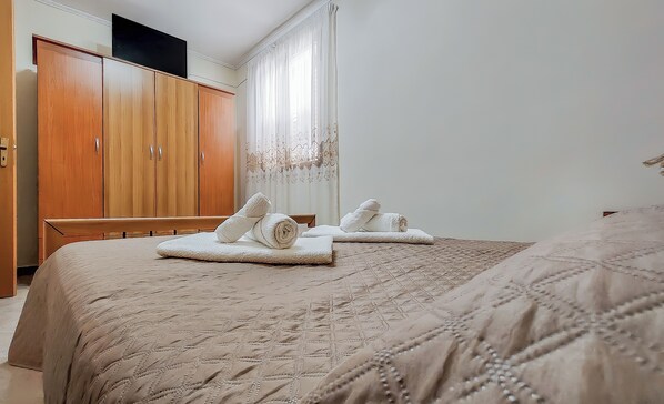 2 soverom, strykejern/-brett og sengetøy