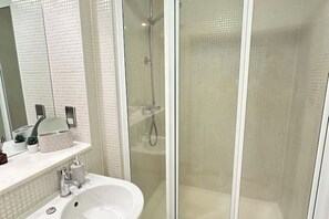 Dusche, Haartrockner, Handtücher, Seife