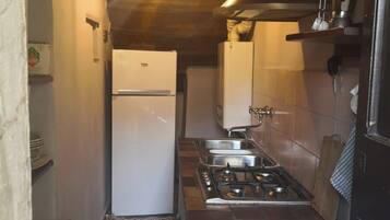 Fridge, stovetop, coffee/tea maker, electric kettle