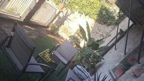 A patio area with a lounge chair, a small table, and potted plants. - Cozy detached house in the historic center of Umbertide indoor garden (Umbertide)