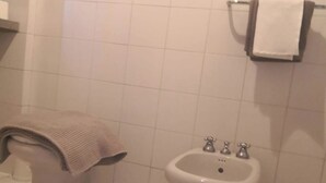 A bathroom with a toilet, bidet, and sink. - Cozy detached house in the historic center of Umbertide indoor garden (Umbertide)