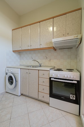 Frigorifero, forno, piano cottura, macchina per tè/caffè
