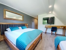Habitación triple Deluxe, vistas al jardín | Caja fuerte y wifi gratis