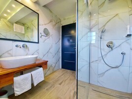 Habitación triple Deluxe, vistas al jardín | Baño
