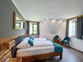 Habitación triple Deluxe, vistas al jardín | Caja fuerte y wifi gratis