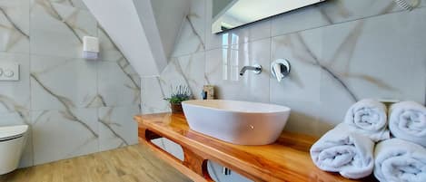 Chambre triple Deluxe, vue sur le jardin | Salle de bain