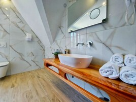 Habitación triple Deluxe, vistas al jardín | Baño