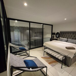 Appartement Duplex, vue jardin | Espace de travail pour ordinateur portable, fer et planche à repasser