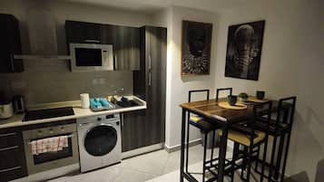 Duplex, Garden View | Shared kitchen facilities | Fridge, microwave, oven, stovetop