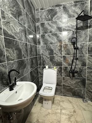 Deluxe Quadruple Room, Garden View | Bathroom | Towels, soap, shampoo, toilet paper - Uzungol Dear Otel (Caykara)