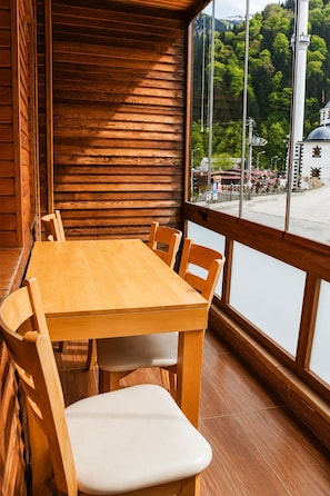 Standard-Dreibettzimmer, Seeblick | Wohnbereich