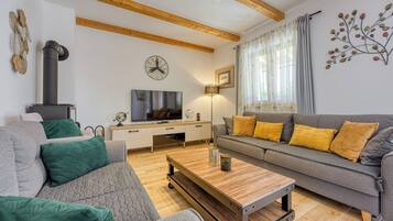 Familievilla - 3 soveværelser (Pool and Fun Villa Stella Klarici) | Opholdsområde | 21-tommers fladskærms-tv med digitale kanaler, pejs