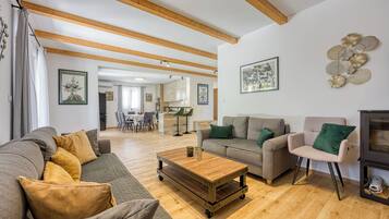 21-Zoll-Flachbildfernseher mit Digitalempfang, Kamin