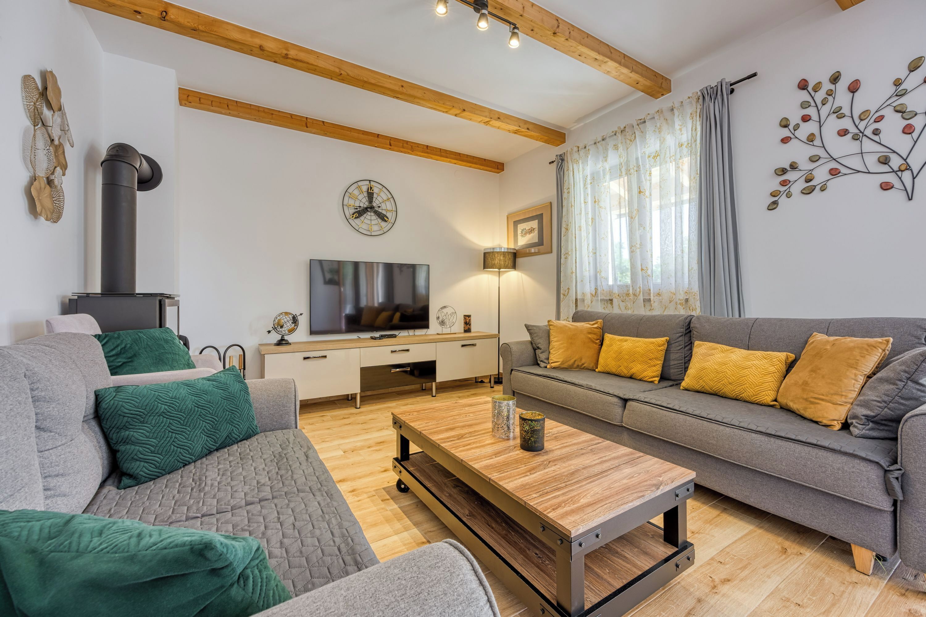 En 21-tommers Flatskjerm-TV med digitale kanaler samt peis