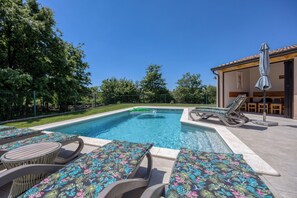 สระว่ายน้ำกลางแจ้งเปิดตามฤดูกาล