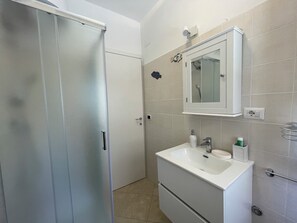 Haartrockner, Bidet, Handtücher