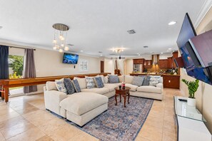 Living area - Stunning 5-Bedroom Lakefront Retreat! (Tampa)