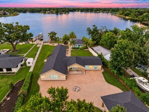 Exterior - Stunning 5-Bedroom Lakefront Retreat! (Tampa)
