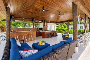 Outdoor dining - Stunning 5-Bedroom Lakefront Retreat! (Tampa)