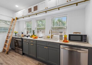 Réfrigérateur, plaque de cuisson, lave-vaisselle, cafetière/bouilloire