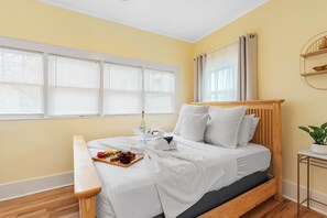 2 habitaciones, escritorio y tabla de planchar con plancha 