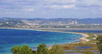 Studio bord de mer avec terrasse  Ă  HyĂšres â calme et nature Ă  1 km de la plage