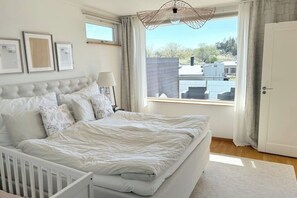 3 slaapkamers, een strijkplank/strijkijzer, wifi, beddengoed
