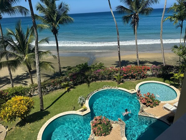 Outdoor pool - Stunning apartment on Grafton Beach with pool and direct access to beach (Black Rock)