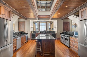 House, Multiple Beds (Villa Grande) | Private kitchen | Paper towels