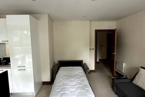 1 habitación, tabla de planchar con plancha, wifi y ropa de cama 