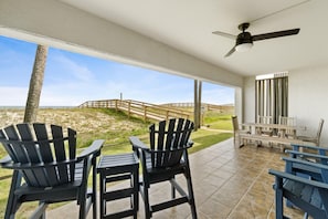 Condo, varias camas (Shipwatch A104) | Restaurante al aire libre