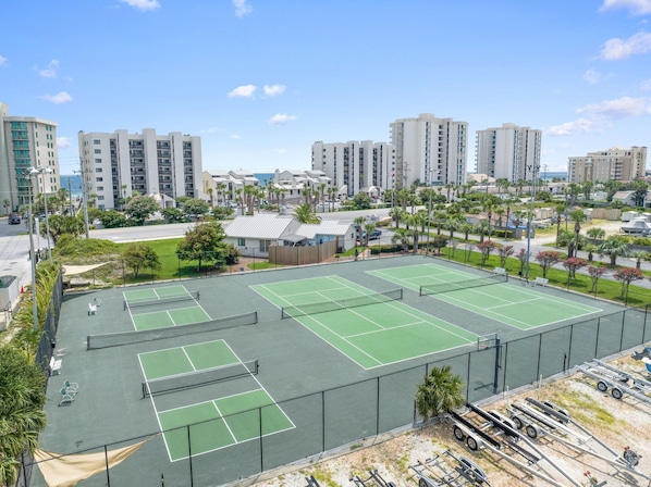 Condo, varias camas (Shipwatch A104) | Cancha deportiva
