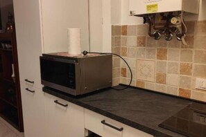 Frigorifero, microonde, forno, piano cottura