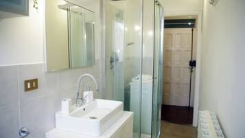 Dusche, Haartrockner, Bidet, Handtücher