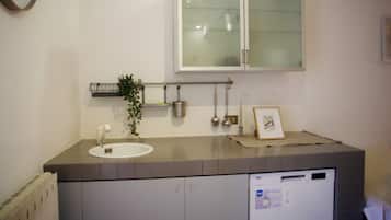 Douche, sĂšche-cheveux, bidet, serviettes fournies