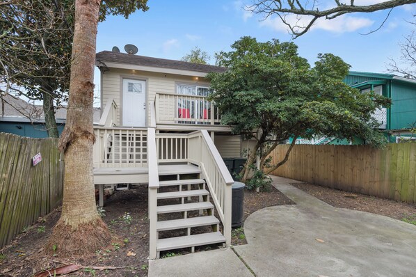 Exterior - Affordable and Clean Stay • Fast WiFi • Kitchen •  Great Location (Galveston)