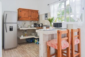 Mikrowelle, Wasserkocher mit Kaffee-/Teezubehör, Wasserkocher, Toaster