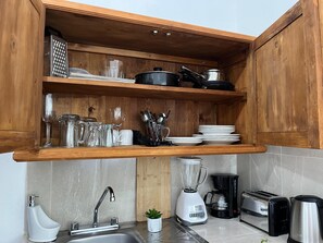 Microondas, cafetera o tetera, hervidor eléctrico y tostadora