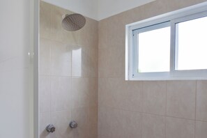 Douche, sèche-cheveux, serviettes fournies, savon