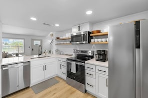 Réfrigérateur, four à micro-ondes, un four, surface de cuisson