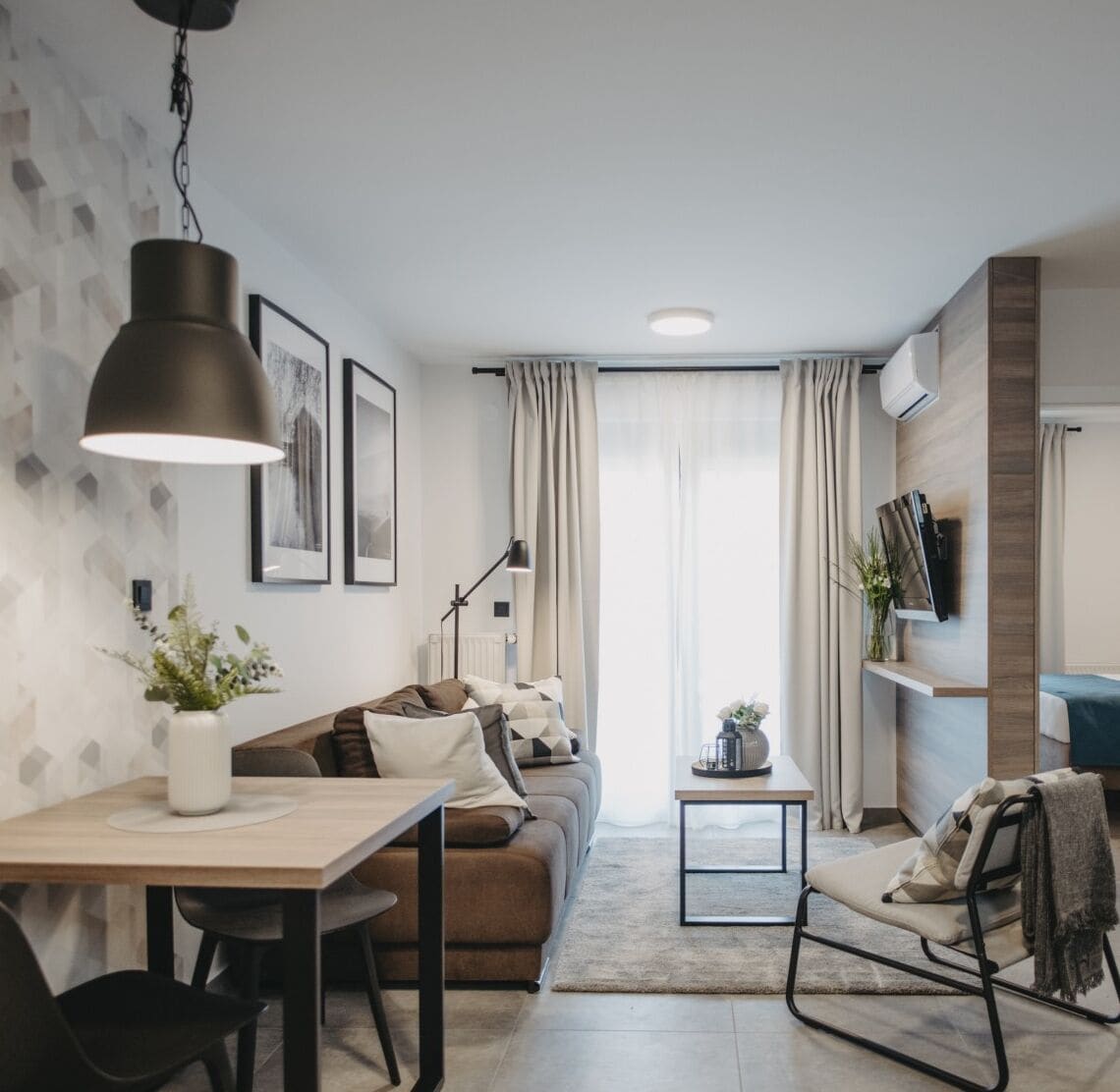 Leilighet – premium | Oppholdsområde | En 43-tommers TV med kabel-kanaler