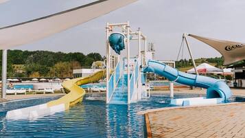 2 Innenpools, Außenpool, Sonnenschirme, Liegestühle