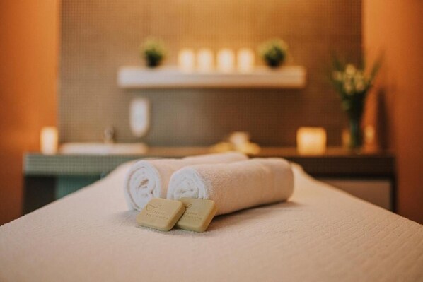 Un área de spa ordenada con toallas y jabón.
