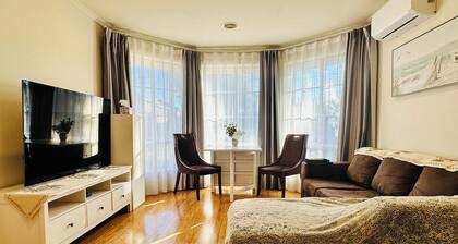 20 minutes to Mel CBD! 2 BRs AirCon unit house with living kitchen parking.