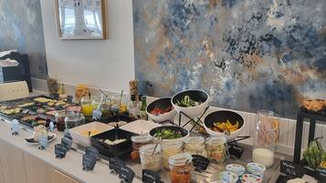 Daily buffet breakfast (PLN 80 per person)