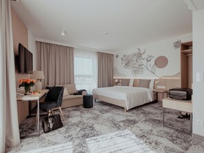 스탠다드 트리플룸 | 책상, 암막 커튼, 방음 설비, 다리미/다리미판