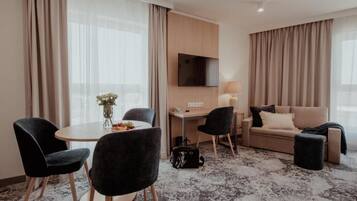 Habitación cuádruple superior | Escritorio, cortinas opacas, sistema de insonorización