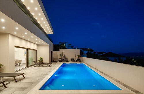 Villa Bellezza-Luxury 5-Bedroom Villa with Private Pool, Entertainment Zone, and Prime Location Near Blue and Red Lakes
