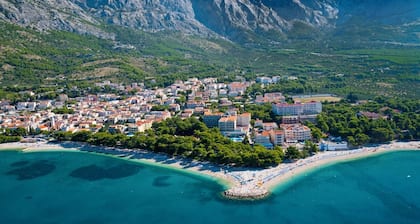 Villa Bellezza-Luxury 5-Bedroom Villa with Private heated Pool, Entertainment Zone, and Prime Location Near Blue and Red Lakes